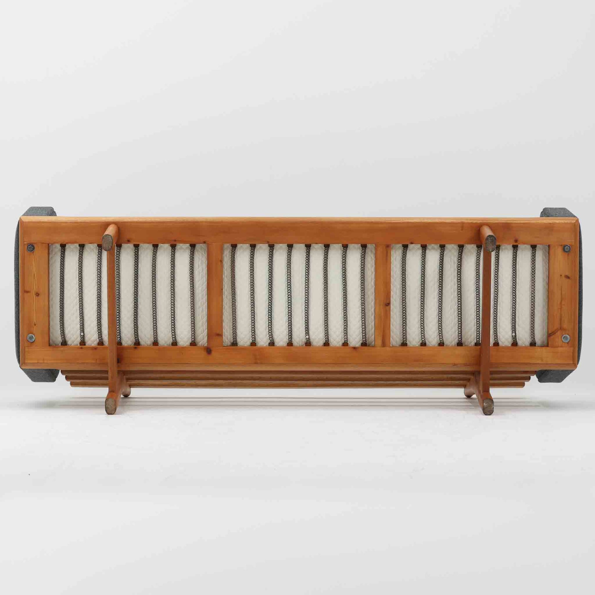 Hans J. Wegnerがデザインし、Getamaより製作された「GE236」トリプルソファです。オーク材のフレームに、背面の横桟が美しく並ぶ構造が特徴で、後ろ姿まで洗練された佇まいを見せるウェグナーらしいデザイン。クッション内部にはスプリングが内包されており、程よい弾力と快適な座り心地を実現しています。落ち着いた色合いの張地が木部の温かな表情を引き立てる、北欧ビンテージを代表する名作ソファです。