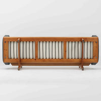 Hans J. Wegnerがデザインし、Getamaより製作された「GE236」トリプルソファです。オーク材のフレームに、背面の横桟が美しく並ぶ構造が特徴で、後ろ姿まで洗練された佇まいを見せるウェグナーらしいデザイン。クッション内部にはスプリングが内包されており、程よい弾力と快適な座り心地を実現しています。落ち着いた色合いの張地が木部の温かな表情を引き立てる、北欧ビンテージを代表する名作ソファです。