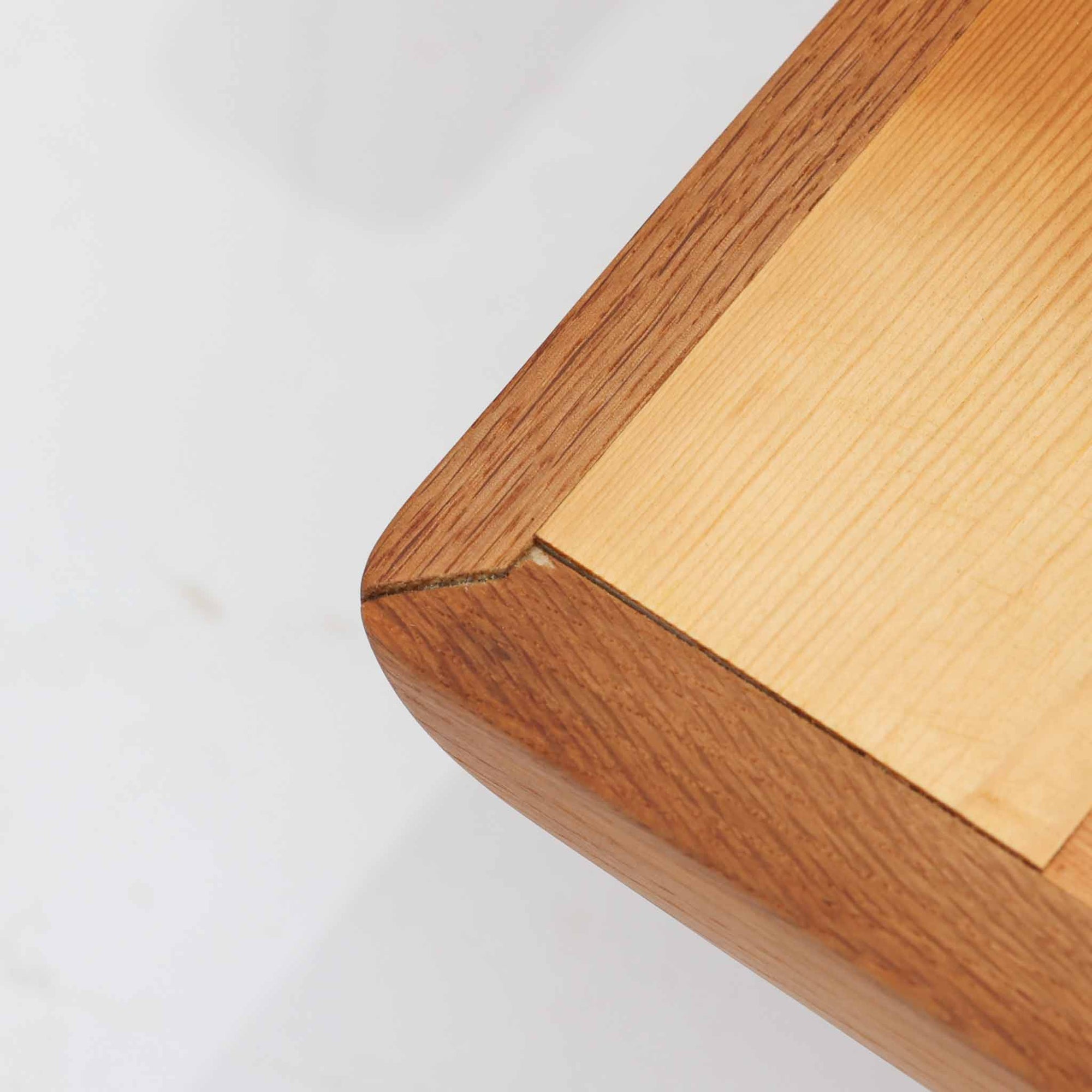 Hans J. Wegnerがデザインし、Getamaより製作された「GE236」トリプルソファです。オーク材のフレームに、背面の横桟が美しく並ぶ構造が特徴で、後ろ姿まで洗練された佇まいを見せるウェグナーらしいデザイン。クッション内部にはスプリングが内包されており、程よい弾力と快適な座り心地を実現しています。落ち着いた色合いの張地が木部の温かな表情を引き立てる、北欧ビンテージを代表する名作ソファです。