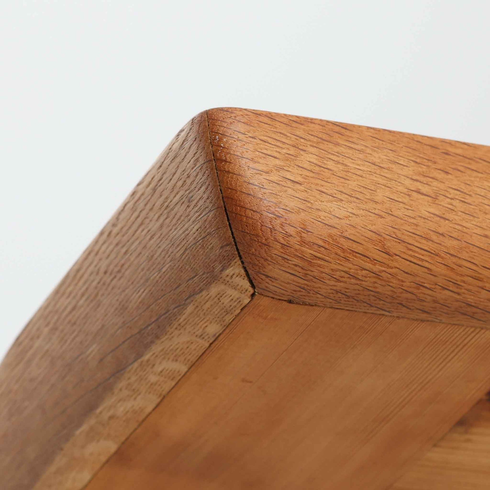 Hans J. Wegnerがデザインし、Getamaより製作された「GE236」トリプルソファです。オーク材のフレームに、背面の横桟が美しく並ぶ構造が特徴で、後ろ姿まで洗練された佇まいを見せるウェグナーらしいデザイン。クッション内部にはスプリングが内包されており、程よい弾力と快適な座り心地を実現しています。落ち着いた色合いの張地が木部の温かな表情を引き立てる、北欧ビンテージを代表する名作ソファです。