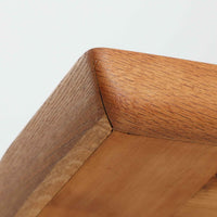 Hans J. Wegnerがデザインし、Getamaより製作された「GE236」トリプルソファです。オーク材のフレームに、背面の横桟が美しく並ぶ構造が特徴で、後ろ姿まで洗練された佇まいを見せるウェグナーらしいデザイン。クッション内部にはスプリングが内包されており、程よい弾力と快適な座り心地を実現しています。落ち着いた色合いの張地が木部の温かな表情を引き立てる、北欧ビンテージを代表する名作ソファです。