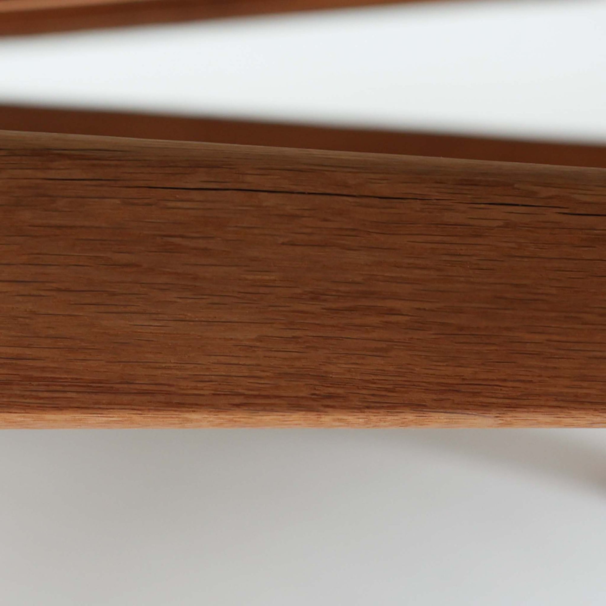 Hans J. Wegnerがデザインし、Getamaより製作された「GE236」トリプルソファです。オーク材のフレームに、背面の横桟が美しく並ぶ構造が特徴で、後ろ姿まで洗練された佇まいを見せるウェグナーらしいデザイン。クッション内部にはスプリングが内包されており、程よい弾力と快適な座り心地を実現しています。落ち着いた色合いの張地が木部の温かな表情を引き立てる、北欧ビンテージを代表する名作ソファです。