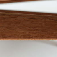 Hans J. Wegnerがデザインし、Getamaより製作された「GE236」トリプルソファです。オーク材のフレームに、背面の横桟が美しく並ぶ構造が特徴で、後ろ姿まで洗練された佇まいを見せるウェグナーらしいデザイン。クッション内部にはスプリングが内包されており、程よい弾力と快適な座り心地を実現しています。落ち着いた色合いの張地が木部の温かな表情を引き立てる、北欧ビンテージを代表する名作ソファです。