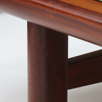 こちらは、ウェグナーデザインの人気モデル、GE236の3人掛けソファです。後ろ姿が非常に美しいため、あえて壁に寄せず背面を見せる配置もおすすめです。クッション内部にはスプリングが内蔵されており、座り心地も良好です。さらに、こちらは現地でも希少なアフロモシア材（通称アフリカンチーク）が使用された特別なモデルです。GE236のチーク材仕様として一般的に認識されているのは、このアフロモシア材が使用されたモデルを指します。GETAMA社の刻印も確認できます。