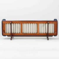 こちらは、ウェグナーデザインの人気モデル、GE236の3人掛けソファです。後ろ姿が非常に美しいため、あえて壁に寄せず背面を見せる配置もおすすめです。クッション内部にはスプリングが内蔵されており、座り心地も良好です。さらに、こちらは現地でも希少なアフロモシア材（通称アフリカンチーク）が使用された特別なモデルです。GE236のチーク材仕様として一般的に認識されているのは、このアフロモシア材が使用されたモデルを指します。GETAMA社の刻印も確認できます。