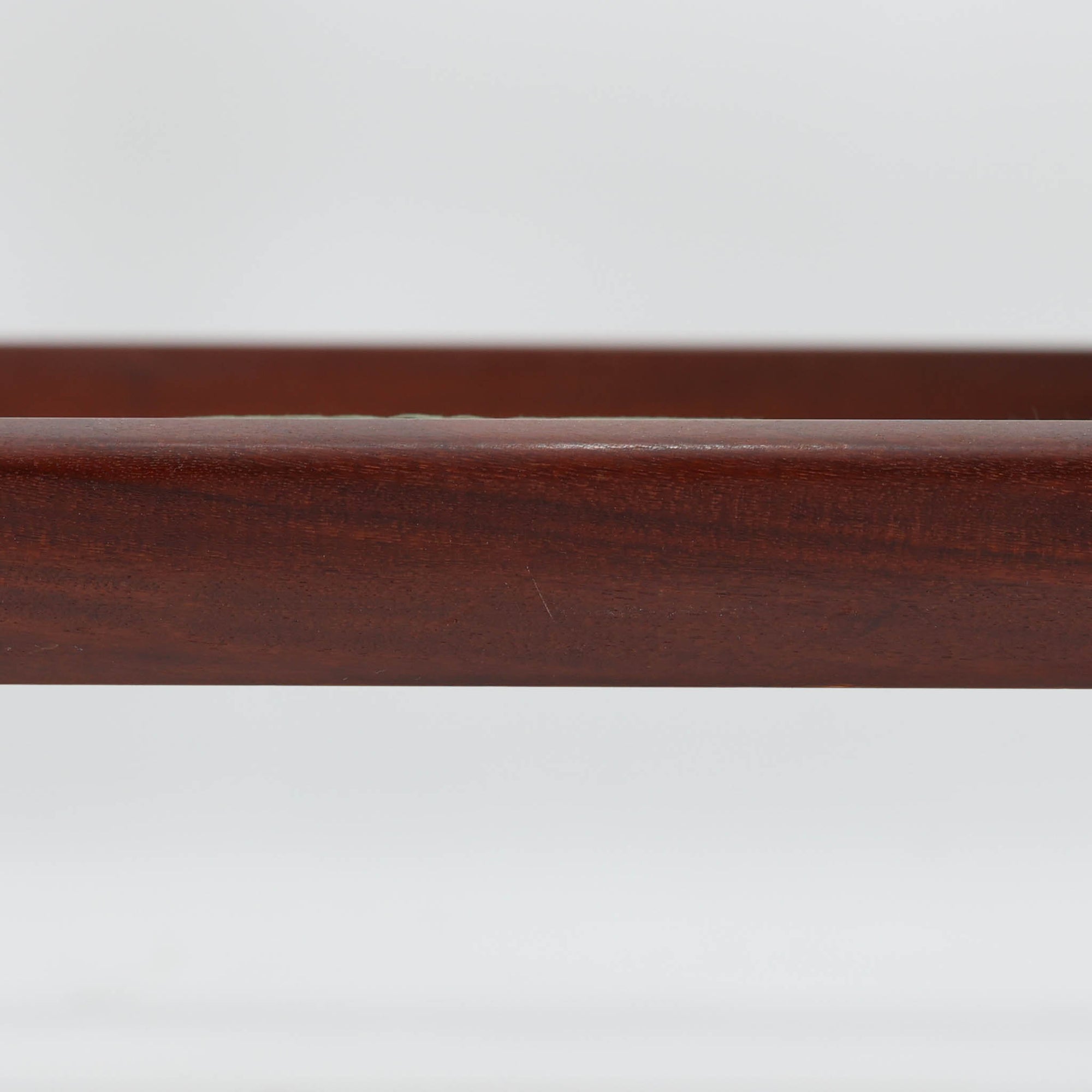 こちらは、ウェグナーデザインの人気モデル、GE236の3人掛けソファです。後ろ姿が非常に美しいため、あえて壁に寄せず背面を見せる配置もおすすめです。クッション内部にはスプリングが内蔵されており、座り心地も良好です。さらに、こちらは現地でも希少なアフロモシア材（通称アフリカンチーク）が使用された特別なモデルです。GE236のチーク材仕様として一般的に認識されているのは、このアフロモシア材が使用されたモデルを指します。GETAMA社の刻印も確認できます。