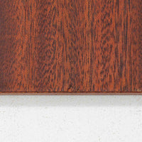 デンマーク製ローボードです。チーク材ならではの赤みを帯びた美しい木目が前面にあらわれ、引き戸には掘り込み式の丸い取っ手を配したミニマルな意匠が北欧らしい静かな存在感を放ちます。幅80cmの小ぶりなサイズ感で、リビングのテレビ台としてはもちろん、書斎やベッドルームでの収納家具としても取り入れやすく、内部には棚板を備え実用性も十分です。経年によって深みを増した木肌の表情と丁寧なつくりが、ビンテージならではの温もりを空間に添えてくれる一台です。