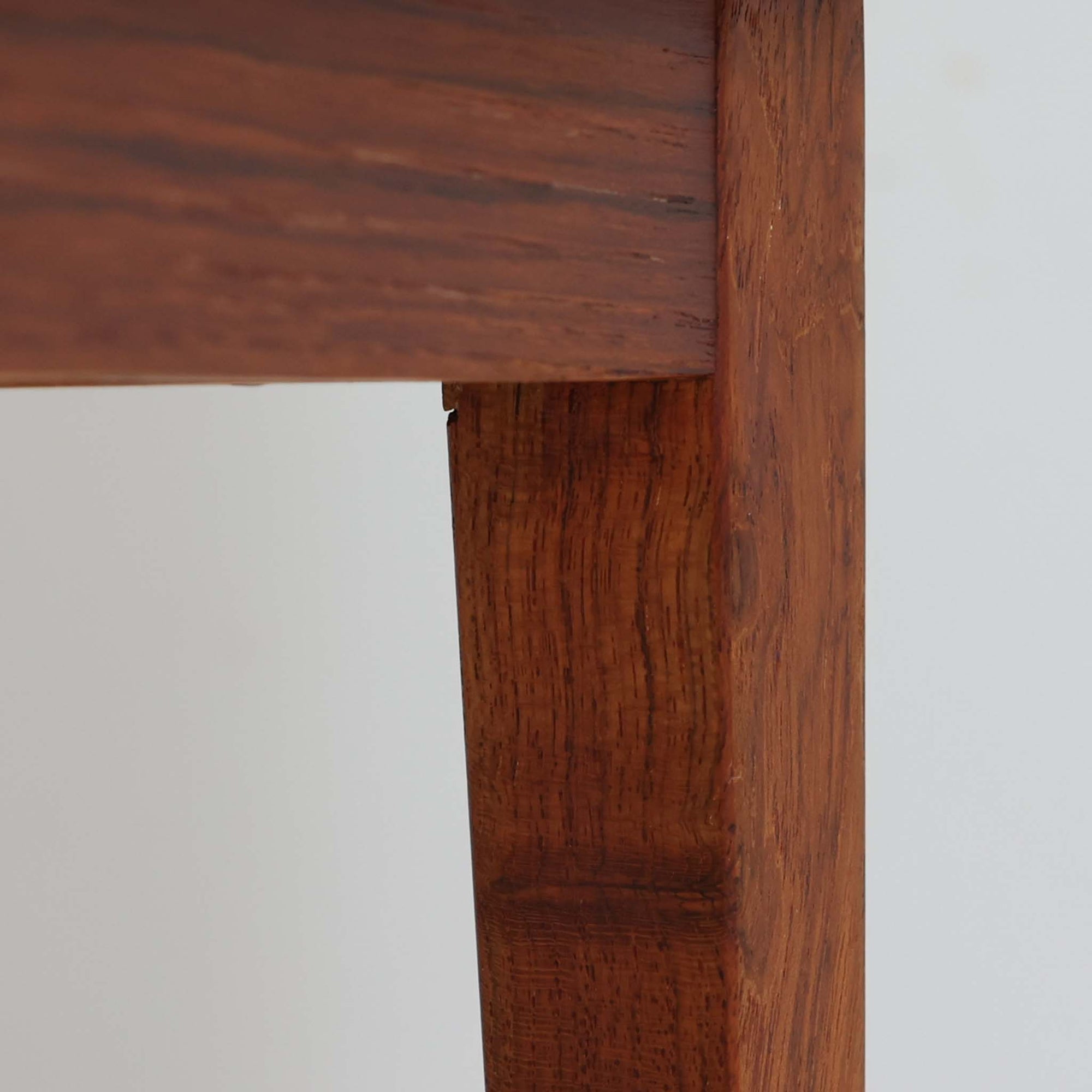 デンマーク製ローボードです。チーク材ならではの赤みを帯びた美しい木目が前面にあらわれ、引き戸には掘り込み式の丸い取っ手を配したミニマルな意匠が北欧らしい静かな存在感を放ちます。幅80cmの小ぶりなサイズ感で、リビングのテレビ台としてはもちろん、書斎やベッドルームでの収納家具としても取り入れやすく、内部には棚板を備え実用性も十分です。経年によって深みを増した木肌の表情と丁寧なつくりが、ビンテージならではの温もりを空間に添えてくれる一台です。