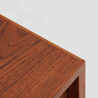 デンマーク製ローボードです。チーク材ならではの赤みを帯びた美しい木目が前面にあらわれ、引き戸には掘り込み式の丸い取っ手を配したミニマルな意匠が北欧らしい静かな存在感を放ちます。幅80cmの小ぶりなサイズ感で、リビングのテレビ台としてはもちろん、書斎やベッドルームでの収納家具としても取り入れやすく、内部には棚板を備え実用性も十分です。経年によって深みを増した木肌の表情と丁寧なつくりが、ビンテージならではの温もりを空間に添えてくれる一台です。