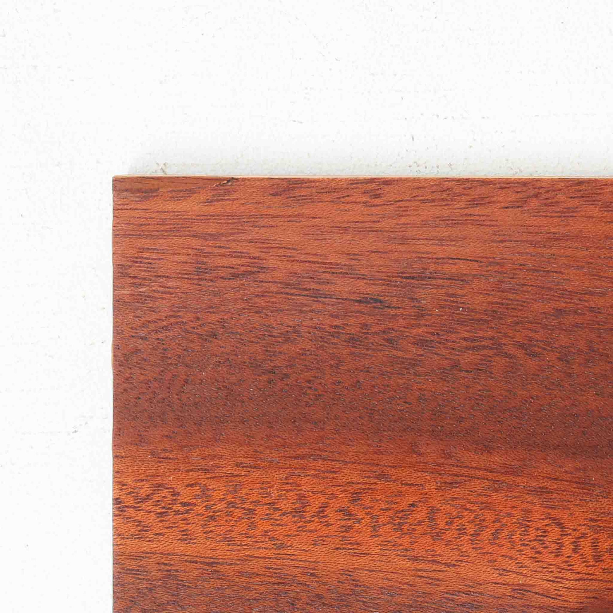 デンマーク製ローボードです。チーク材ならではの赤みを帯びた美しい木目が前面にあらわれ、引き戸には掘り込み式の丸い取っ手を配したミニマルな意匠が北欧らしい静かな存在感を放ちます。幅80cmの小ぶりなサイズ感で、リビングのテレビ台としてはもちろん、書斎やベッドルームでの収納家具としても取り入れやすく、内部には棚板を備え実用性も十分です。経年によって深みを増した木肌の表情と丁寧なつくりが、ビンテージならではの温もりを空間に添えてくれる一台です。