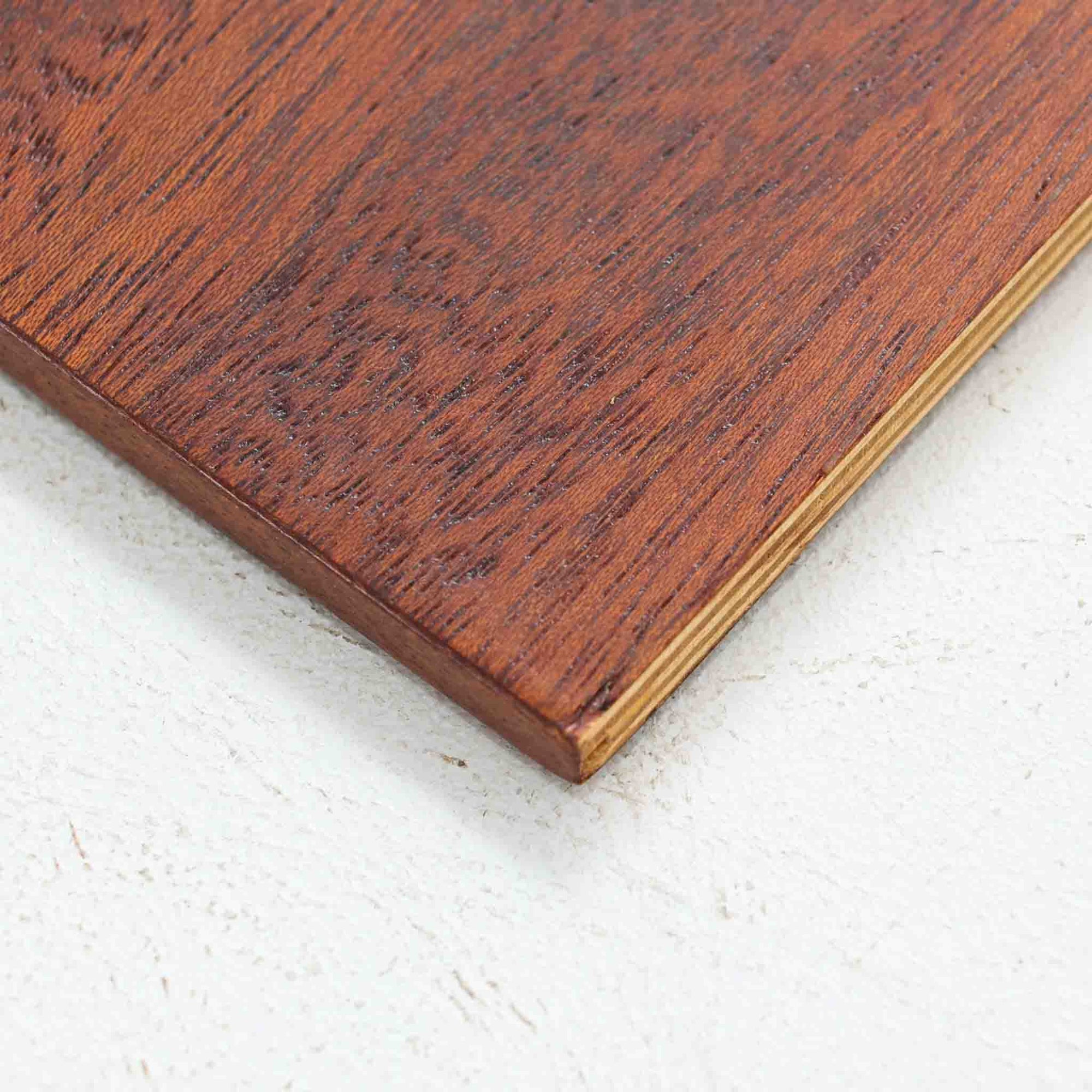 デンマーク製ローボードです。チーク材ならではの赤みを帯びた美しい木目が前面にあらわれ、引き戸には掘り込み式の丸い取っ手を配したミニマルな意匠が北欧らしい静かな存在感を放ちます。幅80cmの小ぶりなサイズ感で、リビングのテレビ台としてはもちろん、書斎やベッドルームでの収納家具としても取り入れやすく、内部には棚板を備え実用性も十分です。経年によって深みを増した木肌の表情と丁寧なつくりが、ビンテージならではの温もりを空間に添えてくれる一台です。