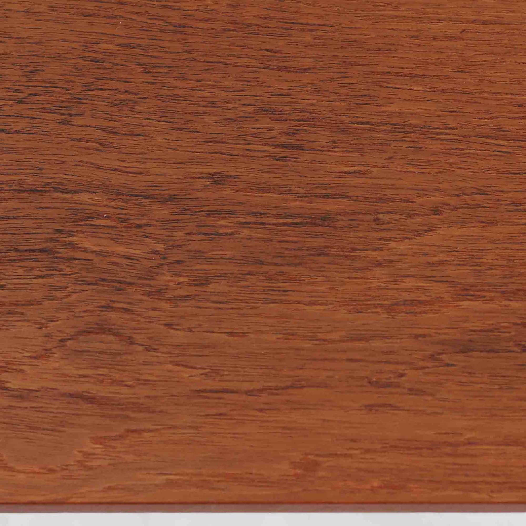 デンマーク製サイドテーブルです。チーク材を使用し、滑らかな半円形の天板とすらりと伸びた3本の円錐脚が軽やかな印象を与えます。北欧デザインらしいミニマルな造形ながら、チーク材の温かみと艶が経年変化によって美しく際立っています。ソファ横やベッドサイドなど、限られたスペースにも馴染むサイズ感で、花瓶やランプを置く飾り台としてもおすすめの一台です。