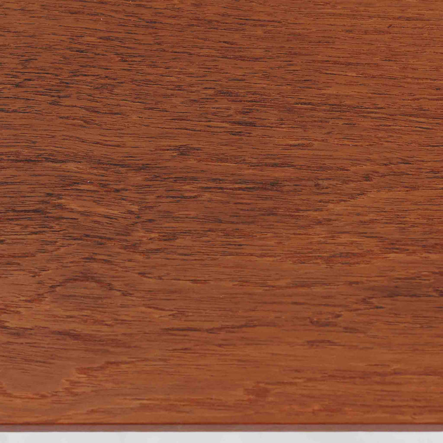 デンマーク製サイドテーブルです。チーク材を使用し、滑らかな半円形の天板とすらりと伸びた3本の円錐脚が軽やかな印象を与えます。北欧デザインらしいミニマルな造形ながら、チーク材の温かみと艶が経年変化によって美しく際立っています。ソファ横やベッドサイドなど、限られたスペースにも馴染むサイズ感で、花瓶やランプを置く飾り台としてもおすすめの一台です。