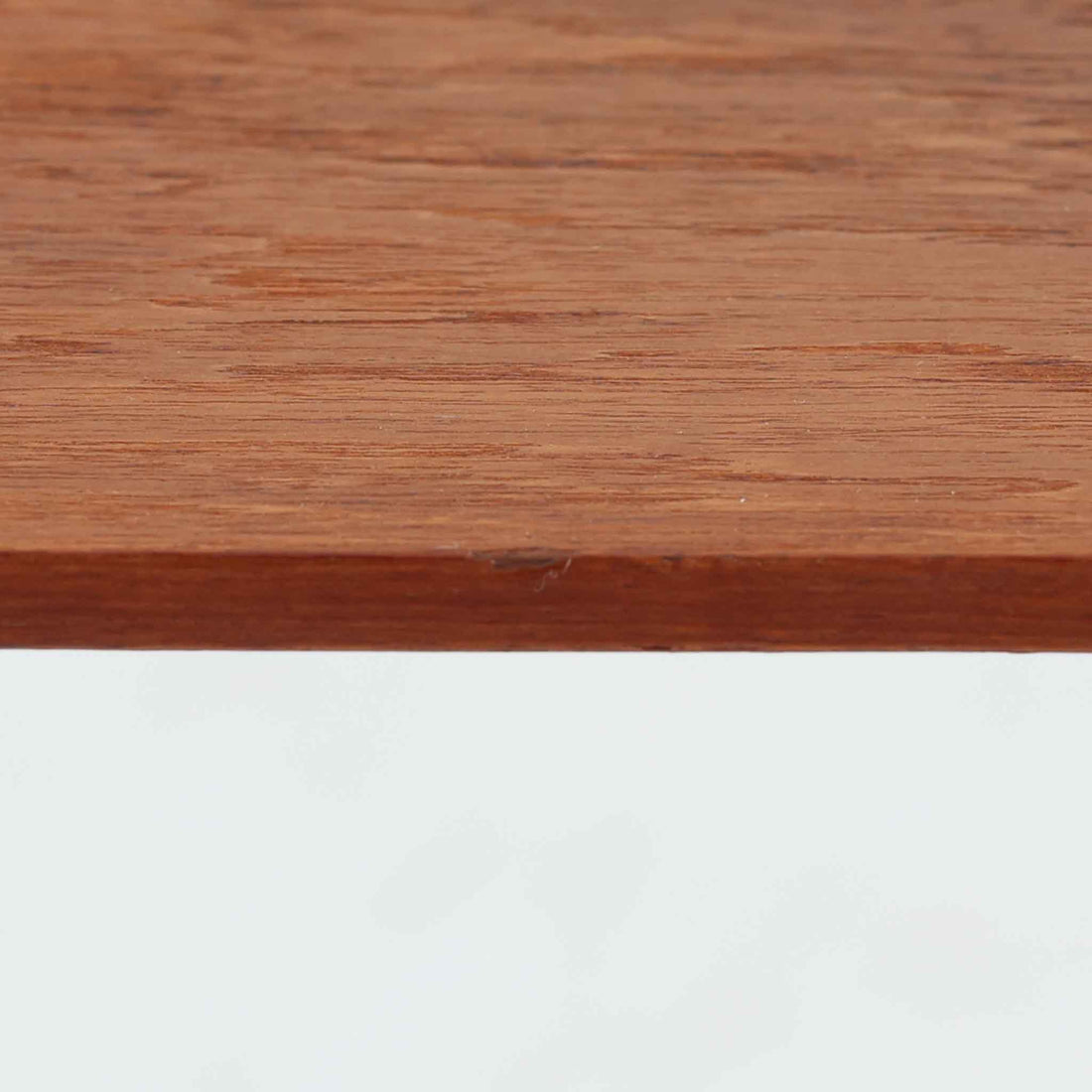 デンマーク製サイドテーブルです。チーク材を使用し、滑らかな半円形の天板とすらりと伸びた3本の円錐脚が軽やかな印象を与えます。北欧デザインらしいミニマルな造形ながら、チーク材の温かみと艶が経年変化によって美しく際立っています。ソファ横やベッドサイドなど、限られたスペースにも馴染むサイズ感で、花瓶やランプを置く飾り台としてもおすすめの一台です。