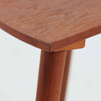 デンマーク製サイドテーブルです。チーク材を使用し、滑らかな半円形の天板とすらりと伸びた3本の円錐脚が軽やかな印象を与えます。北欧デザインらしいミニマルな造形ながら、チーク材の温かみと艶が経年変化によって美しく際立っています。ソファ横やベッドサイドなど、限られたスペースにも馴染むサイズ感で、花瓶やランプを置く飾り台としてもおすすめの一台です。