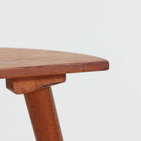 デンマーク製サイドテーブルです。チーク材を使用し、滑らかな半円形の天板とすらりと伸びた3本の円錐脚が軽やかな印象を与えます。北欧デザインらしいミニマルな造形ながら、チーク材の温かみと艶が経年変化によって美しく際立っています。ソファ横やベッドサイドなど、限られたスペースにも馴染むサイズ感で、花瓶やランプを置く飾り台としてもおすすめの一台です。