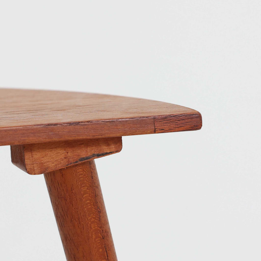 デンマーク製サイドテーブルです。チーク材を使用し、滑らかな半円形の天板とすらりと伸びた3本の円錐脚が軽やかな印象を与えます。北欧デザインらしいミニマルな造形ながら、チーク材の温かみと艶が経年変化によって美しく際立っています。ソファ横やベッドサイドなど、限られたスペースにも馴染むサイズ感で、花瓶やランプを置く飾り台としてもおすすめの一台です。