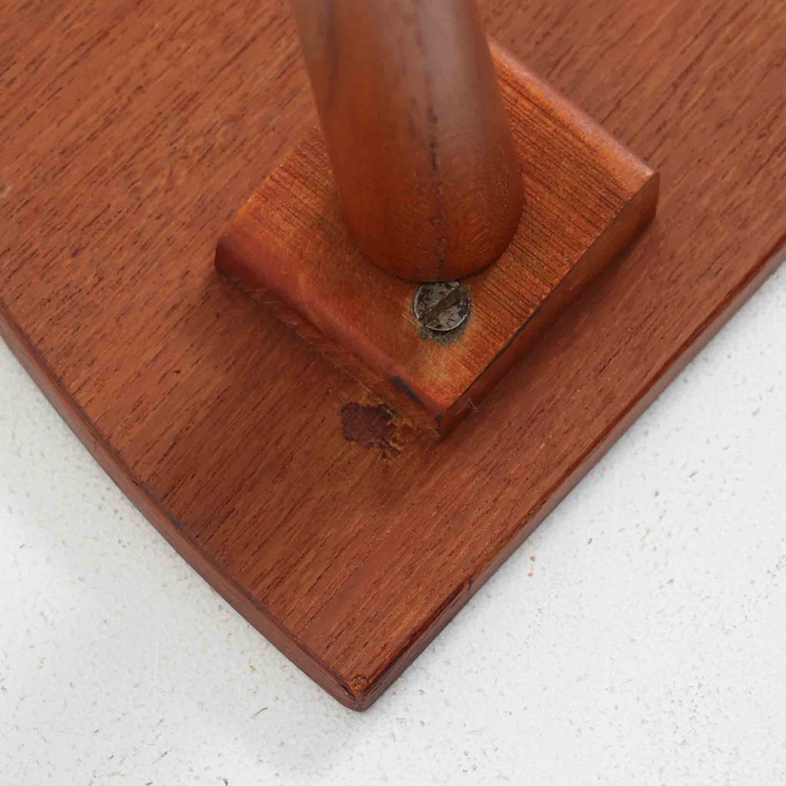 デンマーク製サイドテーブルです。チーク材を使用し、滑らかな半円形の天板とすらりと伸びた3本の円錐脚が軽やかな印象を与えます。北欧デザインらしいミニマルな造形ながら、チーク材の温かみと艶が経年変化によって美しく際立っています。ソファ横やベッドサイドなど、限られたスペースにも馴染むサイズ感で、花瓶やランプを置く飾り台としてもおすすめの一台です。