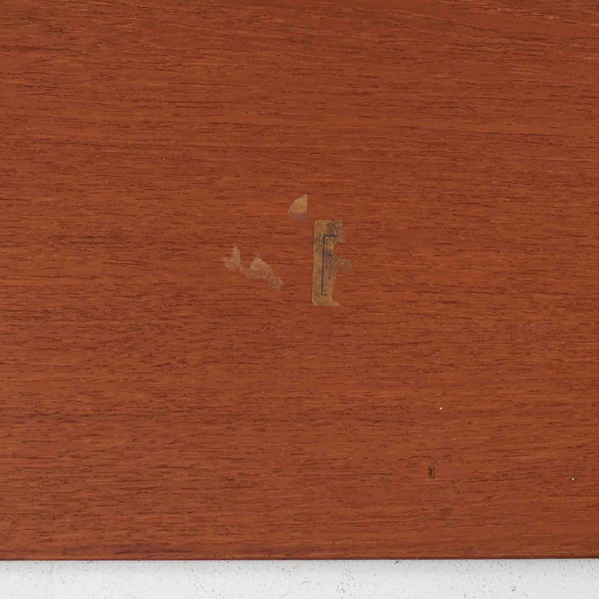 デンマーク製サイドテーブルです。チーク材を使用し、滑らかな半円形の天板とすらりと伸びた3本の円錐脚が軽やかな印象を与えます。北欧デザインらしいミニマルな造形ながら、チーク材の温かみと艶が経年変化によって美しく際立っています。ソファ横やベッドサイドなど、限られたスペースにも馴染むサイズ感で、花瓶やランプを置く飾り台としてもおすすめの一台です。