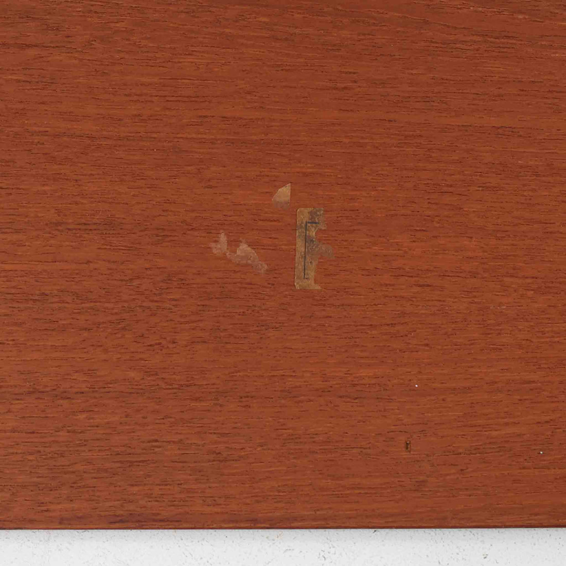 デンマーク製サイドテーブルです。チーク材を使用し、滑らかな半円形の天板とすらりと伸びた3本の円錐脚が軽やかな印象を与えます。北欧デザインらしいミニマルな造形ながら、チーク材の温かみと艶が経年変化によって美しく際立っています。ソファ横やベッドサイドなど、限られたスペースにも馴染むサイズ感で、花瓶やランプを置く飾り台としてもおすすめの一台です。