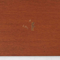 デンマーク製サイドテーブルです。チーク材を使用し、滑らかな半円形の天板とすらりと伸びた3本の円錐脚が軽やかな印象を与えます。北欧デザインらしいミニマルな造形ながら、チーク材の温かみと艶が経年変化によって美しく際立っています。ソファ横やベッドサイドなど、限られたスペースにも馴染むサイズ感で、花瓶やランプを置く飾り台としてもおすすめの一台です。