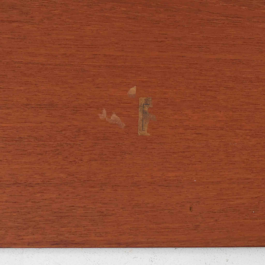 デンマーク製サイドテーブルです。チーク材を使用し、滑らかな半円形の天板とすらりと伸びた3本の円錐脚が軽やかな印象を与えます。北欧デザインらしいミニマルな造形ながら、チーク材の温かみと艶が経年変化によって美しく際立っています。ソファ横やベッドサイドなど、限られたスペースにも馴染むサイズ感で、花瓶やランプを置く飾り台としてもおすすめの一台です。