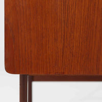 北欧ビンテージらしい端正な佇まいが魅力の小ぶりなボードです。深みのある色合いが美しいチーク材が用いられ、木目の表情と経年変化による艶感が空間に落ち着きを与えます。引き戸仕様の扉は前後にスペースを取らず、限られた空間でも扱いやすい構造です。内部には棚板を備え、食器や書類、小物類まですっきりと収納可能。幅80cmのコンパクトなサイズ感は、リビングのサブ収納や玄関、書斎など多用途に活躍し、北欧家具ならではの実用性と素材の良さを感じさせる一台です。