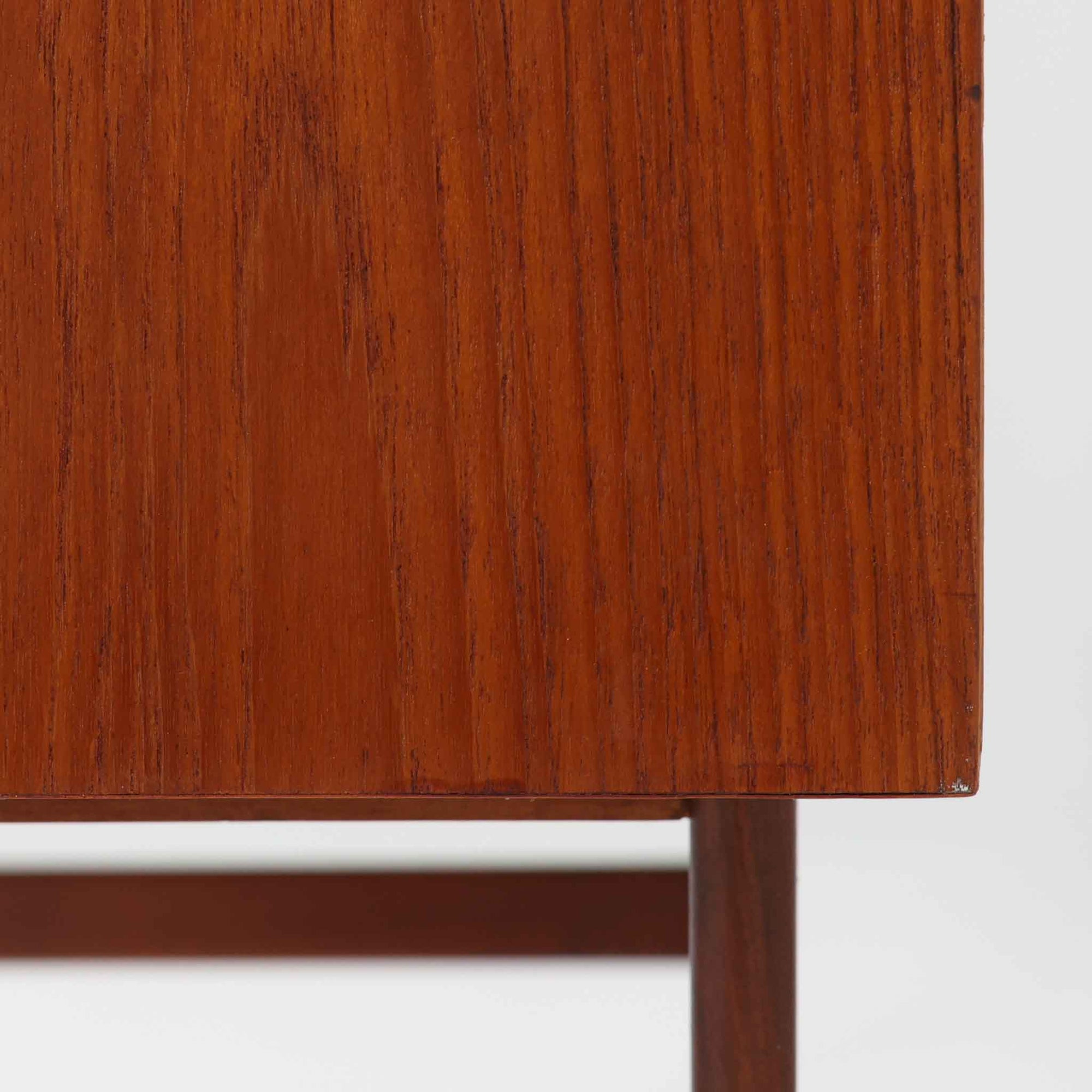 北欧ビンテージらしい端正な佇まいが魅力の小ぶりなボードです。深みのある色合いが美しいチーク材が用いられ、木目の表情と経年変化による艶感が空間に落ち着きを与えます。引き戸仕様の扉は前後にスペースを取らず、限られた空間でも扱いやすい構造です。内部には棚板を備え、食器や書類、小物類まですっきりと収納可能。幅80cmのコンパクトなサイズ感は、リビングのサブ収納や玄関、書斎など多用途に活躍し、北欧家具ならではの実用性と素材の良さを感じさせる一台です。