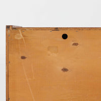 北欧ビンテージらしい端正な佇まいが魅力の小ぶりなボードです。深みのある色合いが美しいチーク材が用いられ、木目の表情と経年変化による艶感が空間に落ち着きを与えます。引き戸仕様の扉は前後にスペースを取らず、限られた空間でも扱いやすい構造です。内部には棚板を備え、食器や書類、小物類まですっきりと収納可能。幅80cmのコンパクトなサイズ感は、リビングのサブ収納や玄関、書斎など多用途に活躍し、北欧家具ならではの実用性と素材の良さを感じさせる一台です。