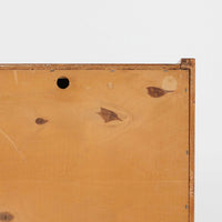 北欧ビンテージらしい端正な佇まいが魅力の小ぶりなボードです。深みのある色合いが美しいチーク材が用いられ、木目の表情と経年変化による艶感が空間に落ち着きを与えます。引き戸仕様の扉は前後にスペースを取らず、限られた空間でも扱いやすい構造です。内部には棚板を備え、食器や書類、小物類まですっきりと収納可能。幅80cmのコンパクトなサイズ感は、リビングのサブ収納や玄関、書斎など多用途に活躍し、北欧家具ならではの実用性と素材の良さを感じさせる一台です。