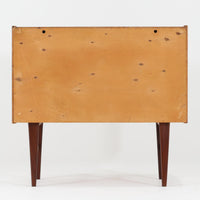 北欧ビンテージらしい端正な佇まいが魅力の小ぶりなボードです。深みのある色合いが美しいチーク材が用いられ、木目の表情と経年変化による艶感が空間に落ち着きを与えます。引き戸仕様の扉は前後にスペースを取らず、限られた空間でも扱いやすい構造です。内部には棚板を備え、食器や書類、小物類まですっきりと収納可能。幅80cmのコンパクトなサイズ感は、リビングのサブ収納や玄関、書斎など多用途に活躍し、北欧家具ならではの実用性と素材の良さを感じさせる一台です。