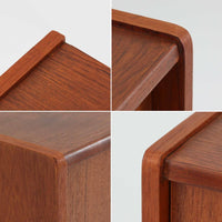 北欧ビンテージらしい端正な佇まいが魅力の小ぶりなボードです。深みのある色合いが美しいチーク材が用いられ、木目の表情と経年変化による艶感が空間に落ち着きを与えます。引き戸仕様の扉は前後にスペースを取らず、限られた空間でも扱いやすい構造です。内部には棚板を備え、食器や書類、小物類まですっきりと収納可能。幅80cmのコンパクトなサイズ感は、リビングのサブ収納や玄関、書斎など多用途に活躍し、北欧家具ならではの実用性と素材の良さを感じさせる一台です。