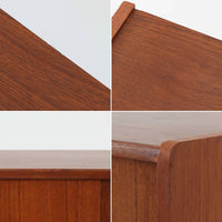 北欧ビンテージらしい端正な佇まいが魅力の小ぶりなボードです。深みのある色合いが美しいチーク材が用いられ、木目の表情と経年変化による艶感が空間に落ち着きを与えます。引き戸仕様の扉は前後にスペースを取らず、限られた空間でも扱いやすい構造です。内部には棚板を備え、食器や書類、小物類まですっきりと収納可能。幅80cmのコンパクトなサイズ感は、リビングのサブ収納や玄関、書斎など多用途に活躍し、北欧家具ならではの実用性と素材の良さを感じさせる一台です。