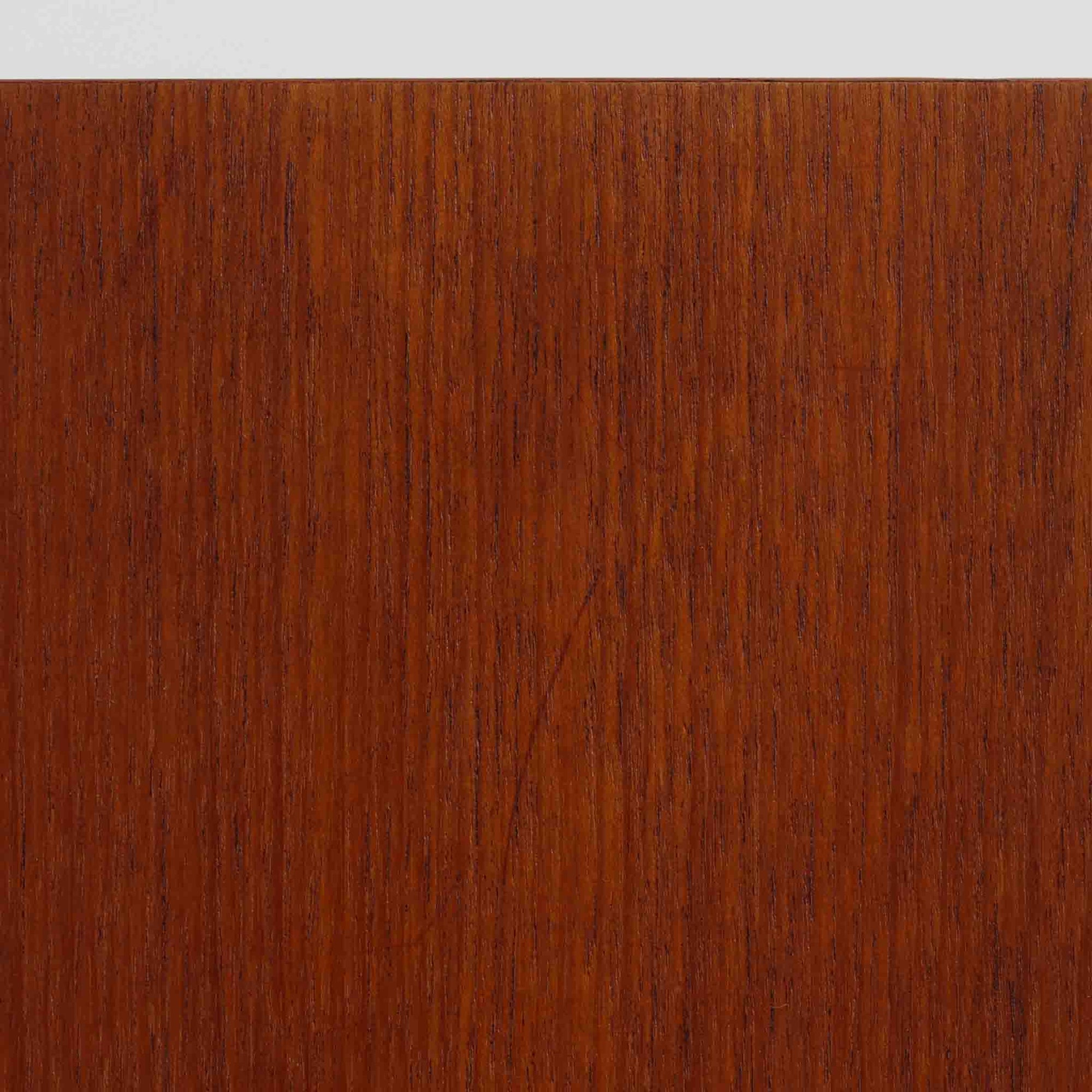 北欧ビンテージらしい端正な佇まいが魅力の小ぶりなボードです。深みのある色合いが美しいチーク材が用いられ、木目の表情と経年変化による艶感が空間に落ち着きを与えます。引き戸仕様の扉は前後にスペースを取らず、限られた空間でも扱いやすい構造です。内部には棚板を備え、食器や書類、小物類まですっきりと収納可能。幅80cmのコンパクトなサイズ感は、リビングのサブ収納や玄関、書斎など多用途に活躍し、北欧家具ならではの実用性と素材の良さを感じさせる一台です。