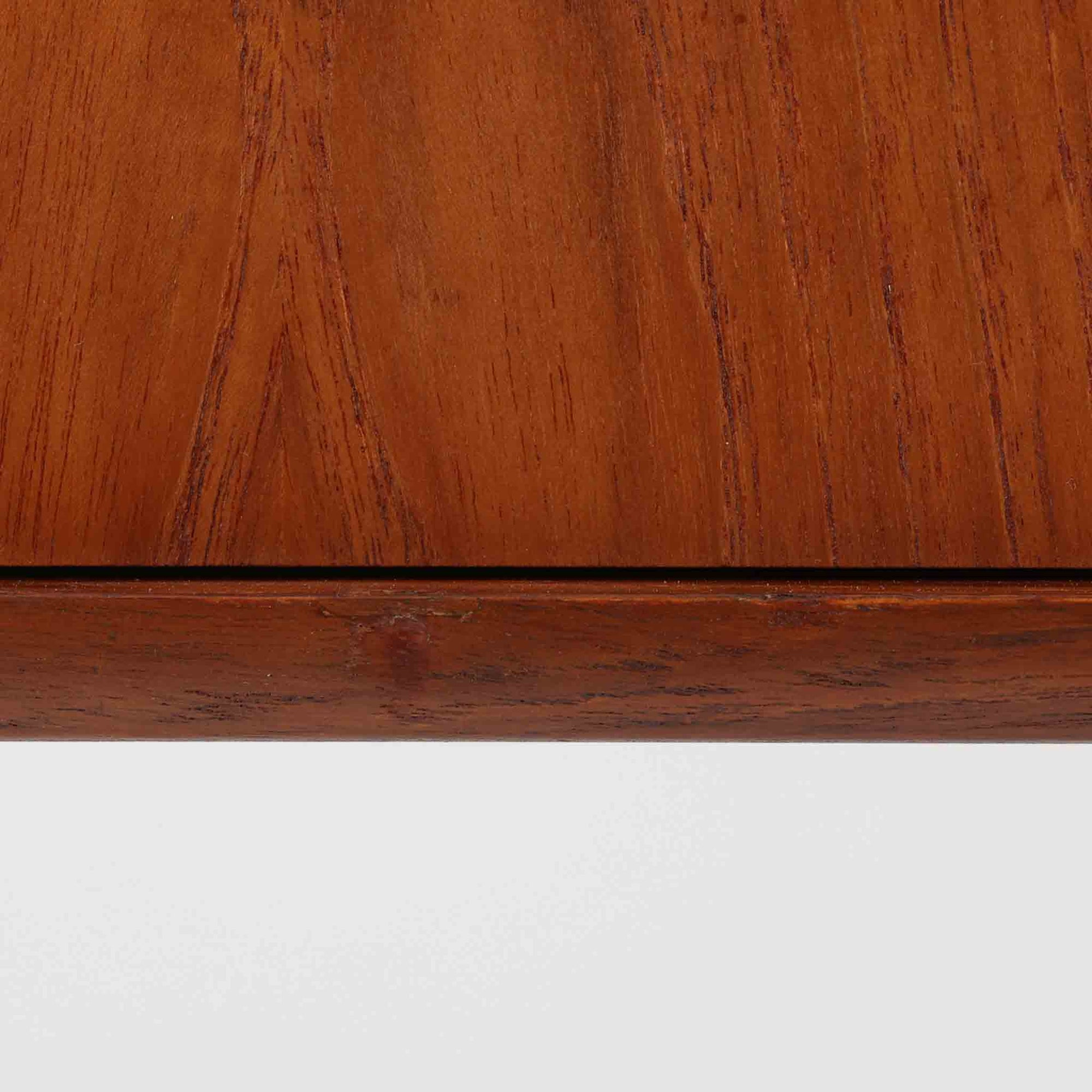 北欧ビンテージらしい端正な佇まいが魅力の小ぶりなボードです。深みのある色合いが美しいチーク材が用いられ、木目の表情と経年変化による艶感が空間に落ち着きを与えます。引き戸仕様の扉は前後にスペースを取らず、限られた空間でも扱いやすい構造です。内部には棚板を備え、食器や書類、小物類まですっきりと収納可能。幅80cmのコンパクトなサイズ感は、リビングのサブ収納や玄関、書斎など多用途に活躍し、北欧家具ならではの実用性と素材の良さを感じさせる一台です。