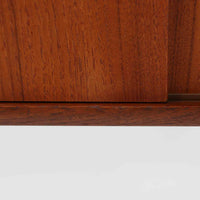 北欧ビンテージらしい端正な佇まいが魅力の小ぶりなボードです。深みのある色合いが美しいチーク材が用いられ、木目の表情と経年変化による艶感が空間に落ち着きを与えます。引き戸仕様の扉は前後にスペースを取らず、限られた空間でも扱いやすい構造です。内部には棚板を備え、食器や書類、小物類まですっきりと収納可能。幅80cmのコンパクトなサイズ感は、リビングのサブ収納や玄関、書斎など多用途に活躍し、北欧家具ならではの実用性と素材の良さを感じさせる一台です。