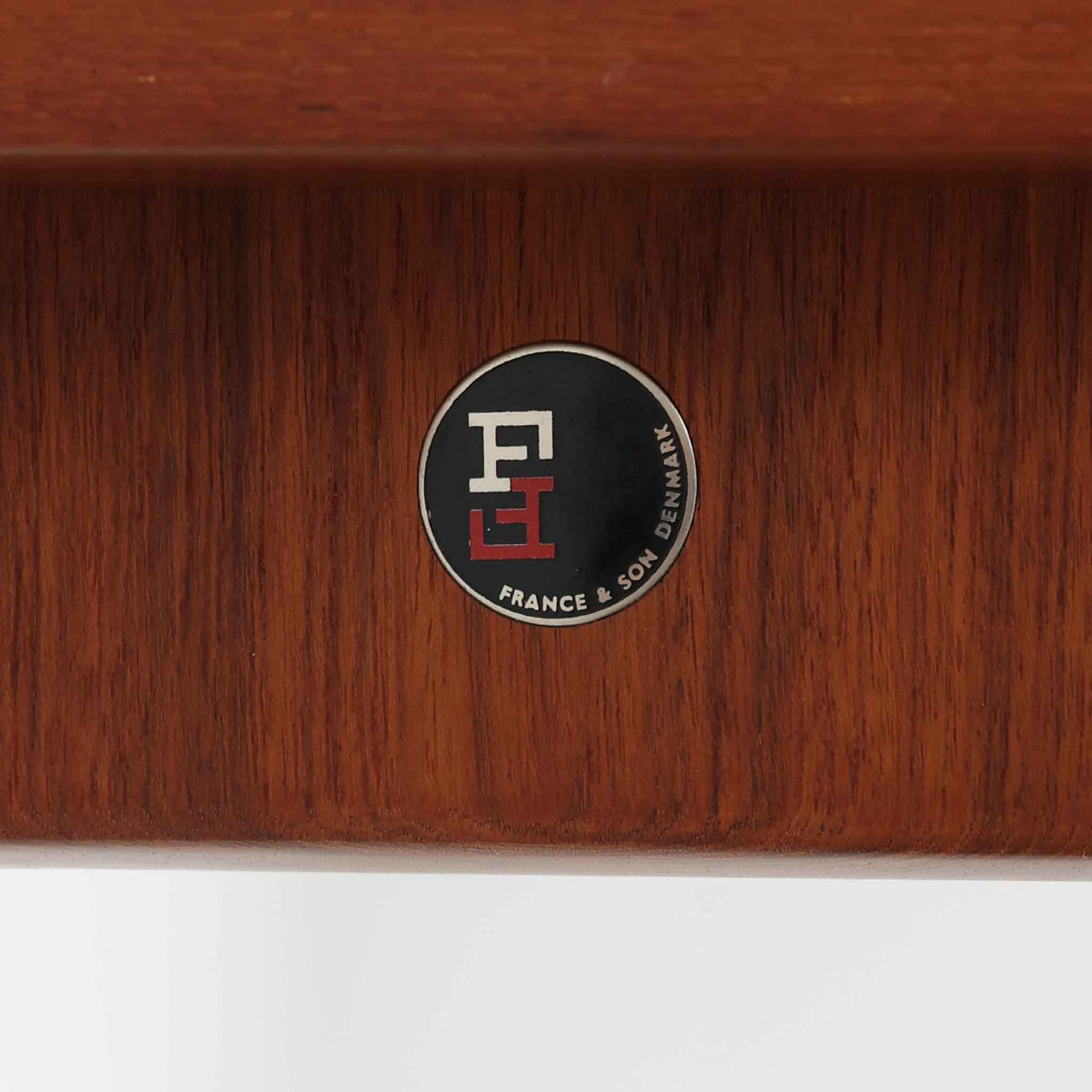 デンマークの巨匠フィン・ユールによるデザイン、France &amp; Son社製のサイドテーブル「FD635」です。ロゴより1957～1960年代前半に製造されたと推測される本品は、チーク無垢材を贅沢に使用し、滑らかな脚部の曲線と柔らかなエッジラインが見事に調和した美しいデザインが魅力です。天板の縁にはわずかな立ち上がりが設けられ、機能性と造形美を兼ね備えた構造となっています。彫刻的ともいえる有機的なフォルムはフィン・ユールの真骨頂であり、リビングやベッドサイドで北欧家具の上質な存在感を引き立てる逸品です。