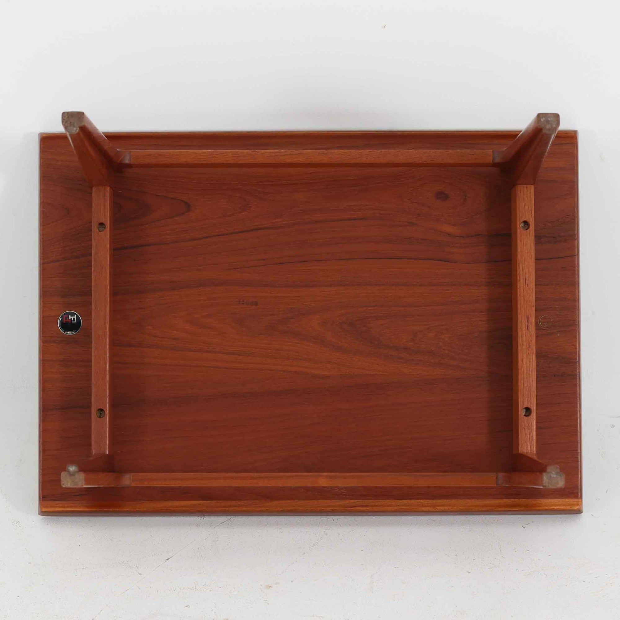 デンマークの巨匠フィン・ユールによるデザイン、France &amp; Son社製のサイドテーブル「FD635」です。ロゴより1957～1960年代前半に製造されたと推測される本品は、チーク無垢材を贅沢に使用し、滑らかな脚部の曲線と柔らかなエッジラインが見事に調和した美しいデザインが魅力です。天板の縁にはわずかな立ち上がりが設けられ、機能性と造形美を兼ね備えた構造となっています。彫刻的ともいえる有機的なフォルムはフィン・ユールの真骨頂であり、リビングやベッドサイドで北欧家具の上質な存在感を引き立てる逸品です。