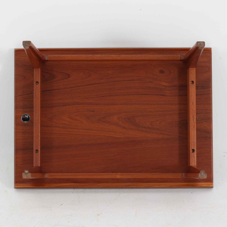 デンマークの巨匠フィン・ユールによるデザイン、France & Son社製のサイドテーブル「FD635」です。ロゴより1957～1960年代前半に製造されたと推測される本品は、チーク無垢材を贅沢に使用し、滑らかな脚部の曲線と柔らかなエッジラインが見事に調和した美しいデザインが魅力です。天板の縁にはわずかな立ち上がりが設けられ、機能性と造形美を兼ね備えた構造となっています。彫刻的ともいえる有機的なフォルムはフィン・ユールの真骨頂であり、リビングやベッドサイドで北欧家具の上質な存在感を引き立てる逸品です。