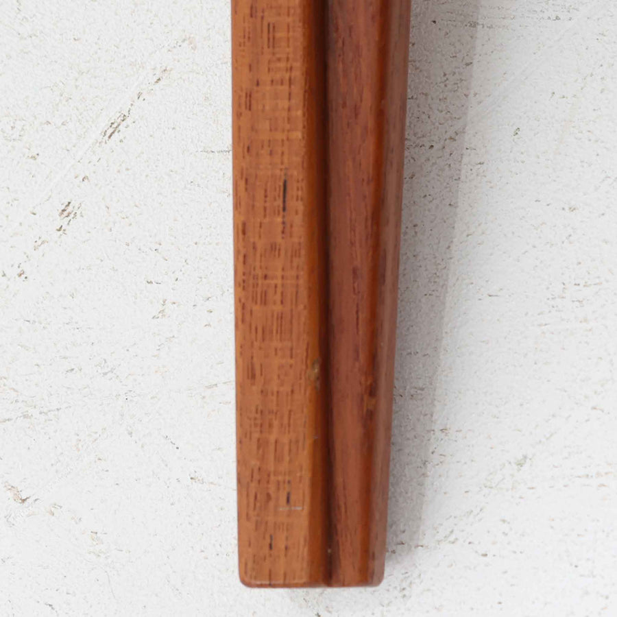 デンマークの巨匠フィン・ユールによるデザイン、France & Son社製のサイドテーブル「FD635」です。ロゴより1957～1960年代前半に製造されたと推測される本品は、チーク無垢材を贅沢に使用し、滑らかな脚部の曲線と柔らかなエッジラインが見事に調和した美しいデザインが魅力です。天板の縁にはわずかな立ち上がりが設けられ、機能性と造形美を兼ね備えた構造となっています。彫刻的ともいえる有機的なフォルムはフィン・ユールの真骨頂であり、リビングやベッドサイドで北欧家具の上質な存在感を引き立てる逸品です。