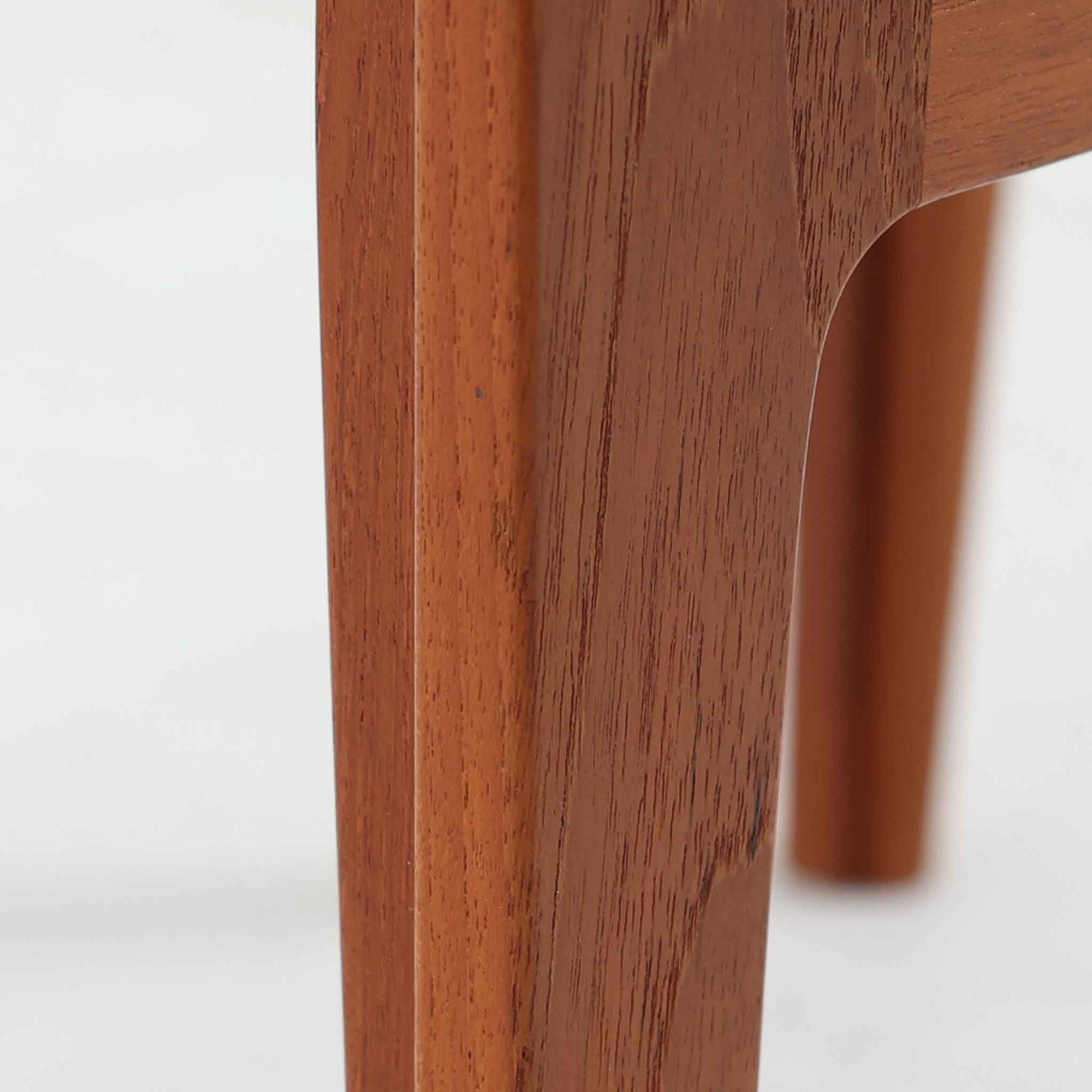 デンマークの巨匠フィン・ユールによるデザイン、France &amp; Son社製のサイドテーブル「FD635」です。ロゴより1957～1960年代前半に製造されたと推測される本品は、チーク無垢材を贅沢に使用し、滑らかな脚部の曲線と柔らかなエッジラインが見事に調和した美しいデザインが魅力です。天板の縁にはわずかな立ち上がりが設けられ、機能性と造形美を兼ね備えた構造となっています。彫刻的ともいえる有機的なフォルムはフィン・ユールの真骨頂であり、リビングやベッドサイドで北欧家具の上質な存在感を引き立てる逸品です。