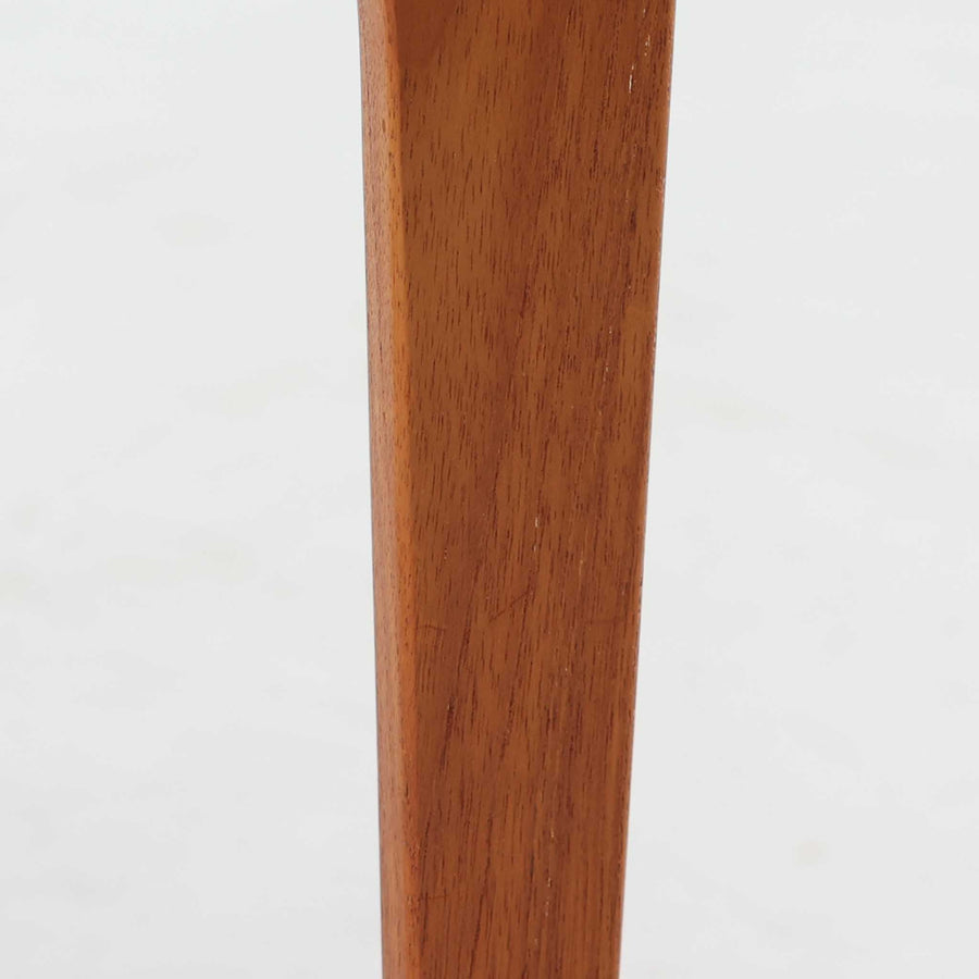 デンマークの巨匠フィン・ユールによるデザイン、France & Son社製のサイドテーブル「FD635」です。ロゴより1957～1960年代前半に製造されたと推測される本品は、チーク無垢材を贅沢に使用し、滑らかな脚部の曲線と柔らかなエッジラインが見事に調和した美しいデザインが魅力です。天板の縁にはわずかな立ち上がりが設けられ、機能性と造形美を兼ね備えた構造となっています。彫刻的ともいえる有機的なフォルムはフィン・ユールの真骨頂であり、リビングやベッドサイドで北欧家具の上質な存在感を引き立てる逸品です。