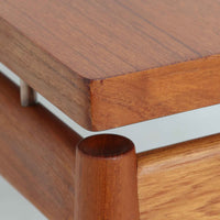 Grete Jalk（グレーテ・ヤルク）によるデザイン、France & Son社製のセンターテーブル Model 622/54です。繊細なテーパードレッグに天板と幕板の隙間を持たせた軽やかな構造が美しく、真鍮パーツがアクセントとして上質な存在感を添えています。幅150cmのゆったりとしたサイズはリビングでの使用に最適で、ソファ前のテーブルとしてはもちろん展示台としてもバランスよく馴染みます。北欧モダンを象徴する端正なラインとチーク材の豊かな木目が魅力で、ロゴプレートの仕様より1960年代半ば〜1969年頃に製造された個体と推測され、ミッドセンチュリー期を代表する名作ビンテージ家具です。