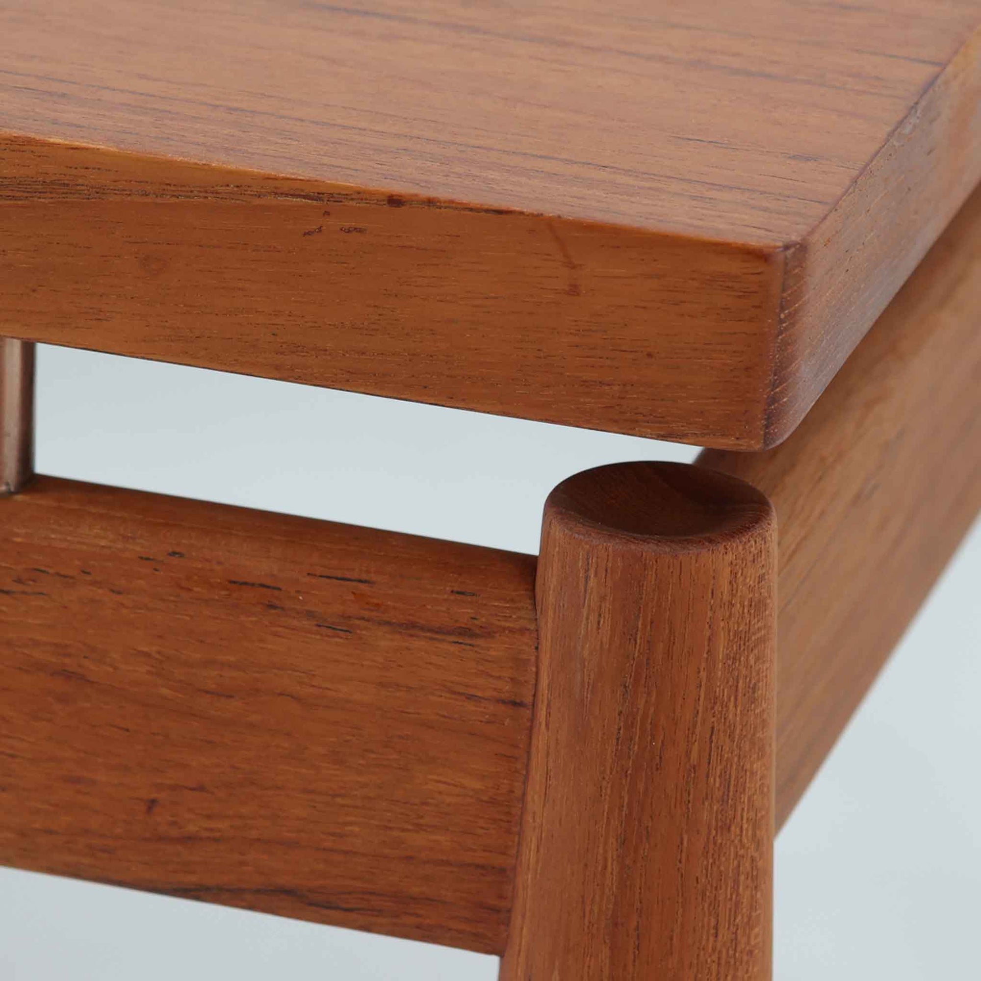 Grete Jalk（グレーテ・ヤルク）によるデザイン、France &amp; Son社製のセンターテーブル Model 622/54です。繊細なテーパードレッグに天板と幕板の隙間を持たせた軽やかな構造が美しく、真鍮パーツがアクセントとして上質な存在感を添えています。幅150cmのゆったりとしたサイズはリビングでの使用に最適で、ソファ前のテーブルとしてはもちろん展示台としてもバランスよく馴染みます。北欧モダンを象徴する端正なラインとチーク材の豊かな木目が魅力で、ロゴプレートの仕様より1960年代半ば〜1969年頃に製造された個体と推測され、ミッドセンチュリー期を代表する名作ビンテージ家具です。