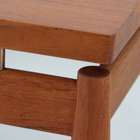 Grete Jalk（グレーテ・ヤルク）によるデザイン、France & Son社製のセンターテーブル Model 622/54です。繊細なテーパードレッグに天板と幕板の隙間を持たせた軽やかな構造が美しく、真鍮パーツがアクセントとして上質な存在感を添えています。幅150cmのゆったりとしたサイズはリビングでの使用に最適で、ソファ前のテーブルとしてはもちろん展示台としてもバランスよく馴染みます。北欧モダンを象徴する端正なラインとチーク材の豊かな木目が魅力で、ロゴプレートの仕様より1960年代半ば〜1969年頃に製造された個体と推測され、ミッドセンチュリー期を代表する名作ビンテージ家具です。