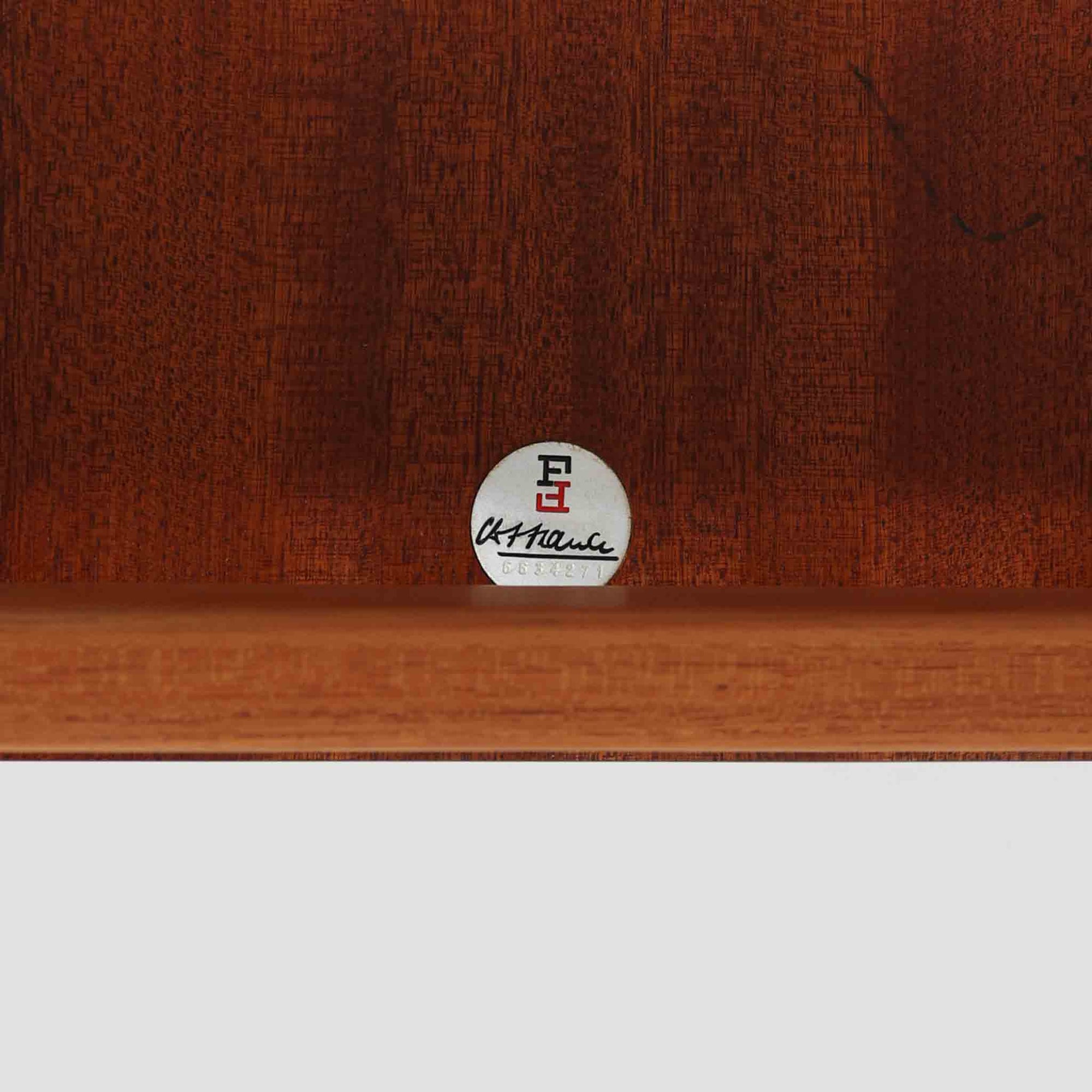 Grete Jalk（グレーテ・ヤルク）によるデザイン、France &amp; Son社製のセンターテーブル Model 622/54です。繊細なテーパードレッグに天板と幕板の隙間を持たせた軽やかな構造が美しく、真鍮パーツがアクセントとして上質な存在感を添えています。幅150cmのゆったりとしたサイズはリビングでの使用に最適で、ソファ前のテーブルとしてはもちろん展示台としてもバランスよく馴染みます。北欧モダンを象徴する端正なラインとチーク材の豊かな木目が魅力で、ロゴプレートの仕様より1960年代半ば〜1969年頃に製造された個体と推測され、ミッドセンチュリー期を代表する名作ビンテージ家具です。