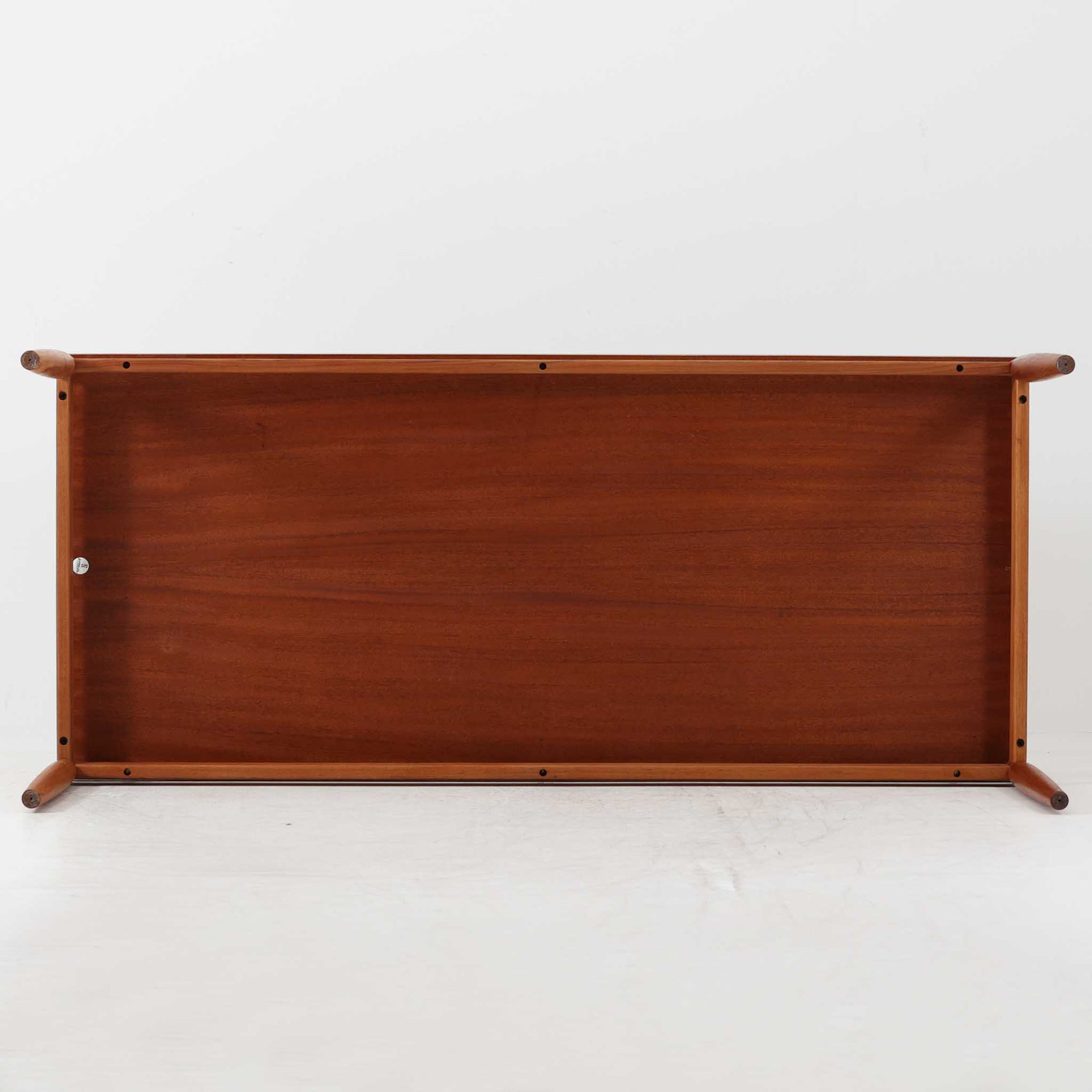 Grete Jalk（グレーテ・ヤルク）によるデザイン、France &amp; Son社製のセンターテーブル Model 622/54です。繊細なテーパードレッグに天板と幕板の隙間を持たせた軽やかな構造が美しく、真鍮パーツがアクセントとして上質な存在感を添えています。幅150cmのゆったりとしたサイズはリビングでの使用に最適で、ソファ前のテーブルとしてはもちろん展示台としてもバランスよく馴染みます。北欧モダンを象徴する端正なラインとチーク材の豊かな木目が魅力で、ロゴプレートの仕様より1960年代半ば〜1969年頃に製造された個体と推測され、ミッドセンチュリー期を代表する名作ビンテージ家具です。