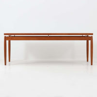 Grete Jalk（グレーテ・ヤルク）によるデザイン、France & Son社製のセンターテーブル Model 622/54です。繊細なテーパードレッグに天板と幕板の隙間を持たせた軽やかな構造が美しく、真鍮パーツがアクセントとして上質な存在感を添えています。幅150cmのゆったりとしたサイズはリビングでの使用に最適で、ソファ前のテーブルとしてはもちろん展示台としてもバランスよく馴染みます。北欧モダンを象徴する端正なラインとチーク材の豊かな木目が魅力で、ロゴプレートの仕様より1960年代半ば〜1969年頃に製造された個体と推測され、ミッドセンチュリー期を代表する名作ビンテージ家具です。