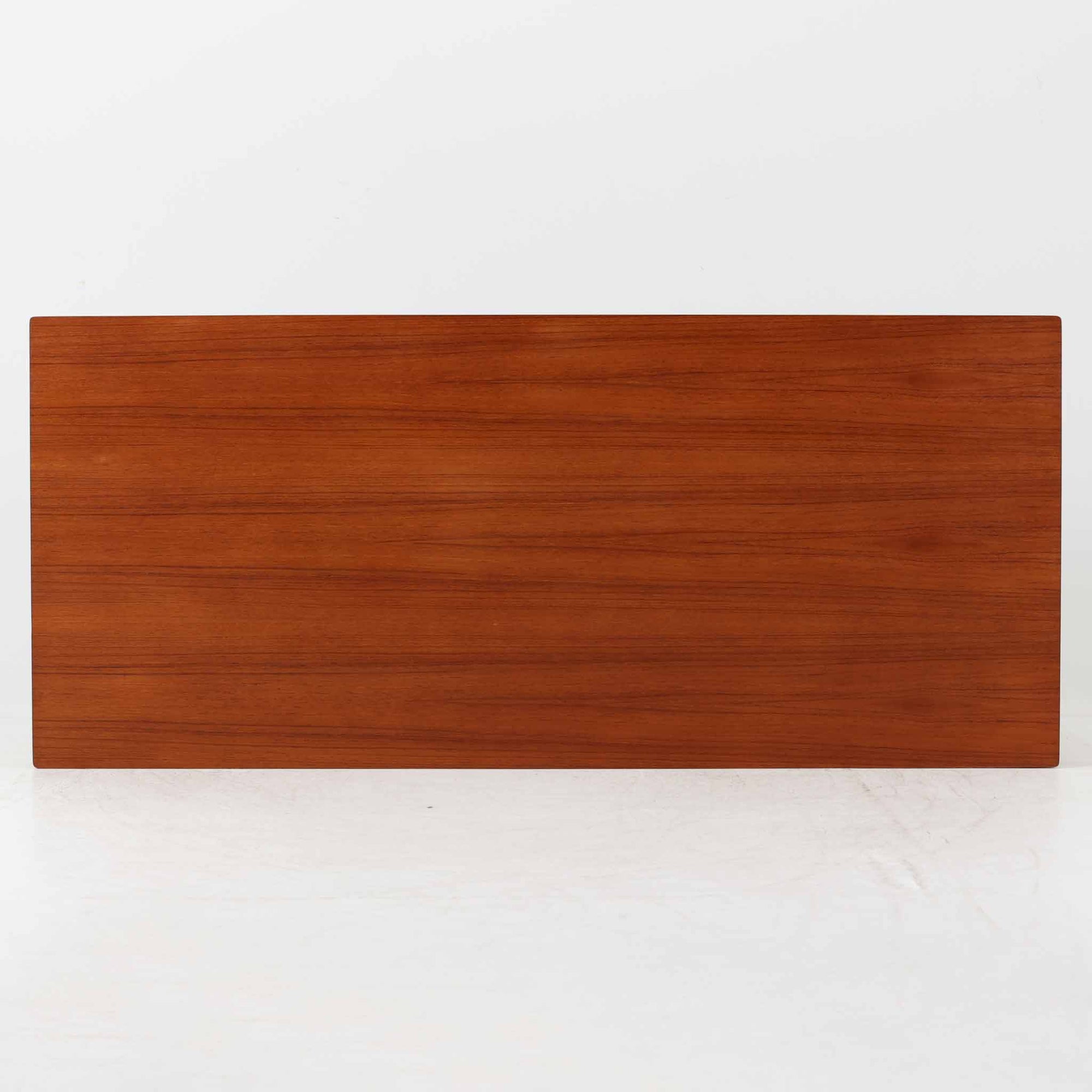 Grete Jalk（グレーテ・ヤルク）によるデザイン、France &amp; Son社製のセンターテーブル Model 622/54です。繊細なテーパードレッグに天板と幕板の隙間を持たせた軽やかな構造が美しく、真鍮パーツがアクセントとして上質な存在感を添えています。幅150cmのゆったりとしたサイズはリビングでの使用に最適で、ソファ前のテーブルとしてはもちろん展示台としてもバランスよく馴染みます。北欧モダンを象徴する端正なラインとチーク材の豊かな木目が魅力で、ロゴプレートの仕様より1960年代半ば〜1969年頃に製造された個体と推測され、ミッドセンチュリー期を代表する名作ビンテージ家具です。