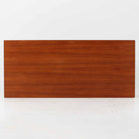 Grete Jalk（グレーテ・ヤルク）によるデザイン、France & Son社製のセンターテーブル Model 622/54です。繊細なテーパードレッグに天板と幕板の隙間を持たせた軽やかな構造が美しく、真鍮パーツがアクセントとして上質な存在感を添えています。幅150cmのゆったりとしたサイズはリビングでの使用に最適で、ソファ前のテーブルとしてはもちろん展示台としてもバランスよく馴染みます。北欧モダンを象徴する端正なラインとチーク材の豊かな木目が魅力で、ロゴプレートの仕様より1960年代半ば〜1969年頃に製造された個体と推測され、ミッドセンチュリー期を代表する名作ビンテージ家具です。